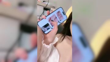 顶级粉嫩美穴网红女神！难得大尺度道具自慰！性感吊带丝袜，玻璃棒抽插粉穴，电动舌头震动