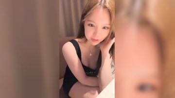 极品尤物大胸女神！新人近期下海！撩下包臀裙，一对豪乳尽收眼底，被炮友揉搓扣弄，翘起圆润美臀超诱人