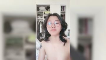 闷骚的良家少妇，全程露脸很有气质，脱光了尿尿给你看，揉奶玩逼掰开给狼友看特写，互动撩骚精彩刺激不断