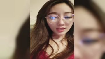 长发眼镜御姐黑丝网袜红色吊带睡衣，喜欢玩道具，茄子，大黑牛自慰刺激阴蒂第01集