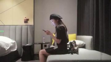 小宝寻花约了个黑帽高颜值外围妹子，舌吻调情扣逼沙发上操骑乘抽插勐操，呻吟娇喘非常诱人