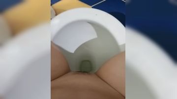 白狐狸少女呆萌可爱全程露脸短裙装诱惑，听狼友指挥脱光奶子发育的不错，诱惑艳舞瞎鸡巴妞掰开骚穴看淫水流