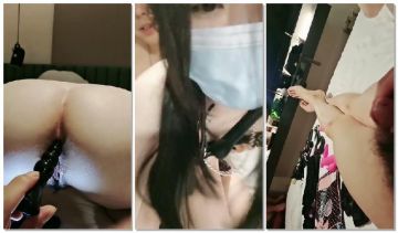 调教小母狗，乖巧萝莉让小哥镜头前玩弄，撅着屁股肛塞爆菊花，奶头给她夹上道具玩弄骚穴