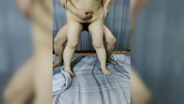 微胖界少妇两对夫妻直播做爱啪啪，一个女的解说手持镜头表情到位刺激，上下齐入