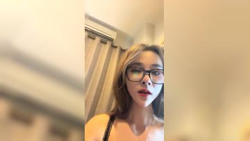 健身小骚货勾搭老外！掏出大屌狂插嘴！躺在桌子上爆操，抱起来打桩机，高潮喷水，翘臀骑乘位