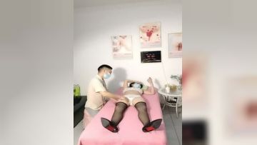 诱人的黑丝小少妇，露脸了躺在床上享受小哥的精油按摩，揉奶玩逼按着头强制口交大鸡巴直接草，多体位蹂躏第01集