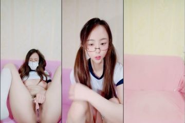 外表文静眼镜妹妹！收费房自慰秀！跳蛋塞入多毛骚穴，假屌插入勐捅呻吟，表情一脸享受