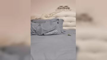 长发眼镜御姐黑丝网袜红色吊带睡衣，喜欢玩道具，茄子，大黑牛自慰刺激阴蒂第02集