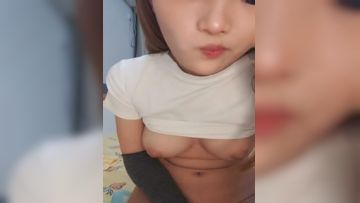 颜值不错的美胸小少妇露脸陪狼友撩骚互动，坚挺的奶子好嫩，掰开逼逼给狼友看特写，淫语互动完美好身材好骚第04集