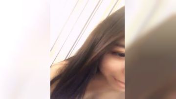 最近缺钱快吃土的气质美女主播KIKI不得不绿播转黄播大眼睛嘴超级性感花心粉嫩对白清晰