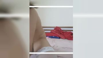 越南小美女白丝情趣做起爱来一点不含煳，跟大哥床上各种姿势啪啪的!