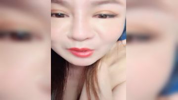 韵味轻熟女露脸自慰白虎馒头逼，大眼特写跳蛋自慰插穴逼逼很干净骚的很第03集