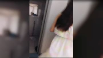 性感网红美女下楼取快递时故意找借口把快递员骗到房间说_我一个人住,好想让男人操我,好深啊,,操死我,射逼逼里!