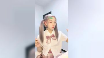 粉色头发美女乔宝！扎起双马尾一脸呆萌！扒开内裤无毛肥穴，炮击抽插骚穴，快速档位被插得好爽