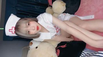 清纯系天花板极品小萝莉全套护士情趣装没穿内裤张开双腿自摸粉穴揉捏贫乳小奶子非常粉嫩很是诱惑