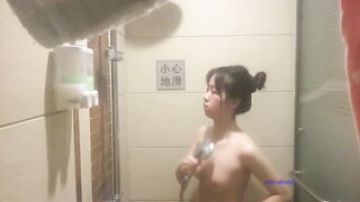 酒店浴室镜子上暗藏针孔摄像头偷窥美女洗澡