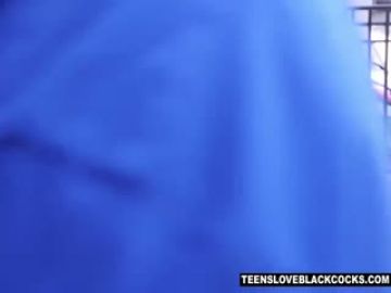 丰满漂亮的红头发美女想要享受一下黑人的大屌