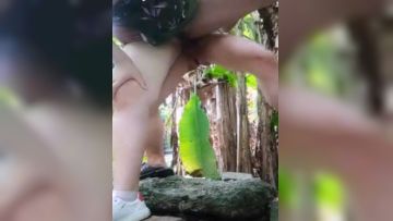 丰满骚情主播和炮友户外野战直播大奶子大屁股肥屄被干的很爽