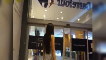 【迪卡侬门事件】女主角又玩出新高度真空逛超市商场随机拿各种货品自慰喷水还要时刻注意路人出现胆真大