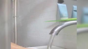 【破处】18岁还是处女的妹子,吸睛破处直播，狼友大呼过瘾，鸡巴一出一进流了好多血肯定很痛