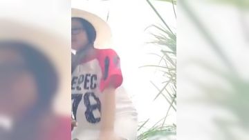 【国产野外双飞】眼镜妹和姐姐勾搭看果园的野战