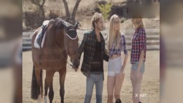 帅哥猛男双飞金发萝莉姐妹花