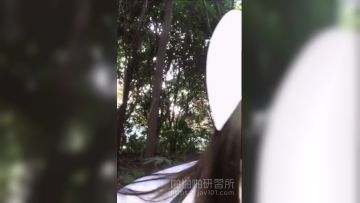 风骚正妹穿上护士装 跑到野外停车场玩露出到天黑