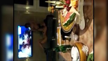 社会大哥带小弟KTV包厢内喝酒唱歌叫了两个房公主快活妹子脱光光扭臀晃腰搞气氛就差直接打炮了