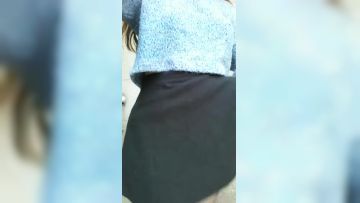 正妹野外露出狂!人行道掀上衣露C奶还不够!裙子里的丝袜透出毛毛踪迹:没穿裤裤