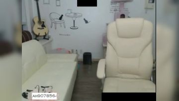 韩国高中女生开直播时疑似不小心让大奶露出粉红色奶头...