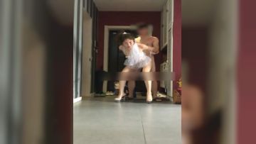 受不了高跟情趣白丝小骚货诱惑 胯下跪舔鸡巴 门前后入开操 站炮啪啪 直顶花芯淫叫不止完美露脸