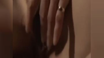 【乱仑】妈妈晚上睡不着自慰，儿子前来帮忙止痒