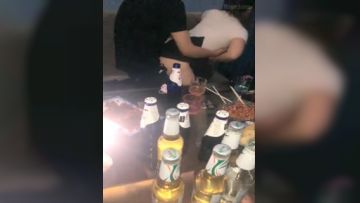 母女俩KTV约啪社会小哥,老妈40多岁风韵犹存,小哥有点恋母,后入爆艹熟妇