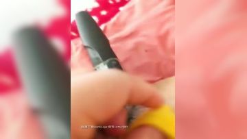 2020.2.20【茜茜喷水了】高清近距离拍摄鲍鱼被插得喷水，淫水打湿腿第01集