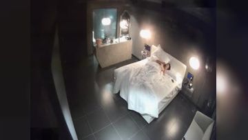 豪华套间皮肤白嫩光滑翘臀短发白领妹与有钱老板开房打炮蕾丝睡裙主动吃J8浴室开干一路搞到床上激情四射