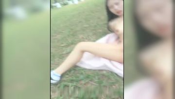 真大胆-东莞漂亮性感的气质大美女和男友在马路上玩露出,走到路边趁没人脱光第01集