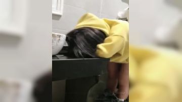 4女3男帅哥靓妹KTV玩嘿后有在厕所干逼得,有在沙发上操的,还有美女边唱歌边被插得第02集
