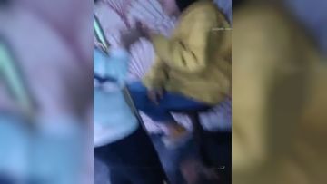 4女3男帅哥靓妹KTV玩嘿后有在厕所干逼得,有在沙发上操的,还有美女边唱歌边被插得第08集