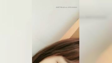 高颜值短发萌妹子【KIKI】道具自慰，大黑假屌口口骑乘插粉穴高潮大量喷水，掰穴特写非常诱人第01集