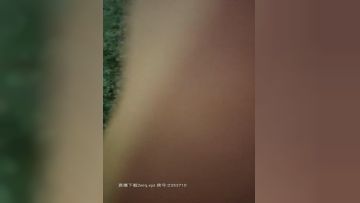 迷人的小骚露脸脱光了拿AV棒自慰骚逼呻吟，穿好包臀裙去户外玩耍，马路边蹲着自慰第05集