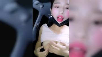 极品白虎粉逼主播有点嗨和豪车司机在野外车里瞎搞