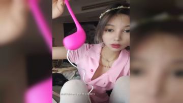 短发高颜值甜美妹子道具自慰诱惑，换上情趣装白丝跳蛋塞逼假屌抽插，掰穴特写出白浆非常诱人第03集