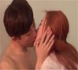 夜晚在草坪上偷情 mp4