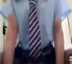 穿着校服丝毫显示不出来清纯的样子 mp4