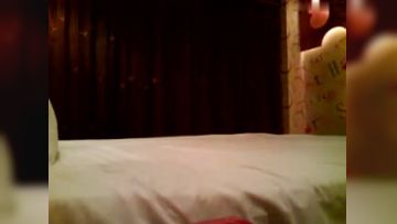 酒店特色房偷拍练瑜伽的漂亮美女进房就被光头男扑倒操了3