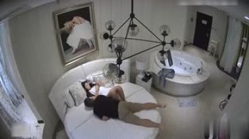 [酒店偷拍] 美女与胖哥哥的开房初体验~看不出来胖哥哥体力那么好~把性感女神操的花枝乱颤!!