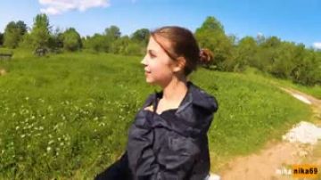 游泳后在河岸上真正的户外性爱