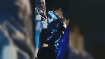 -daxiu-模特身材时尚性感美女主播晚上和粉丝在户外工地啪啪外面实在太冷了鸡巴硬不起只好车震