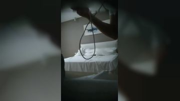 今晚约了两个妹子激情双飞，口交猛操搞完一个再换另一个