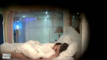 360监控偷拍 猥琐眼镜哥和极品身材的女神嘿咻